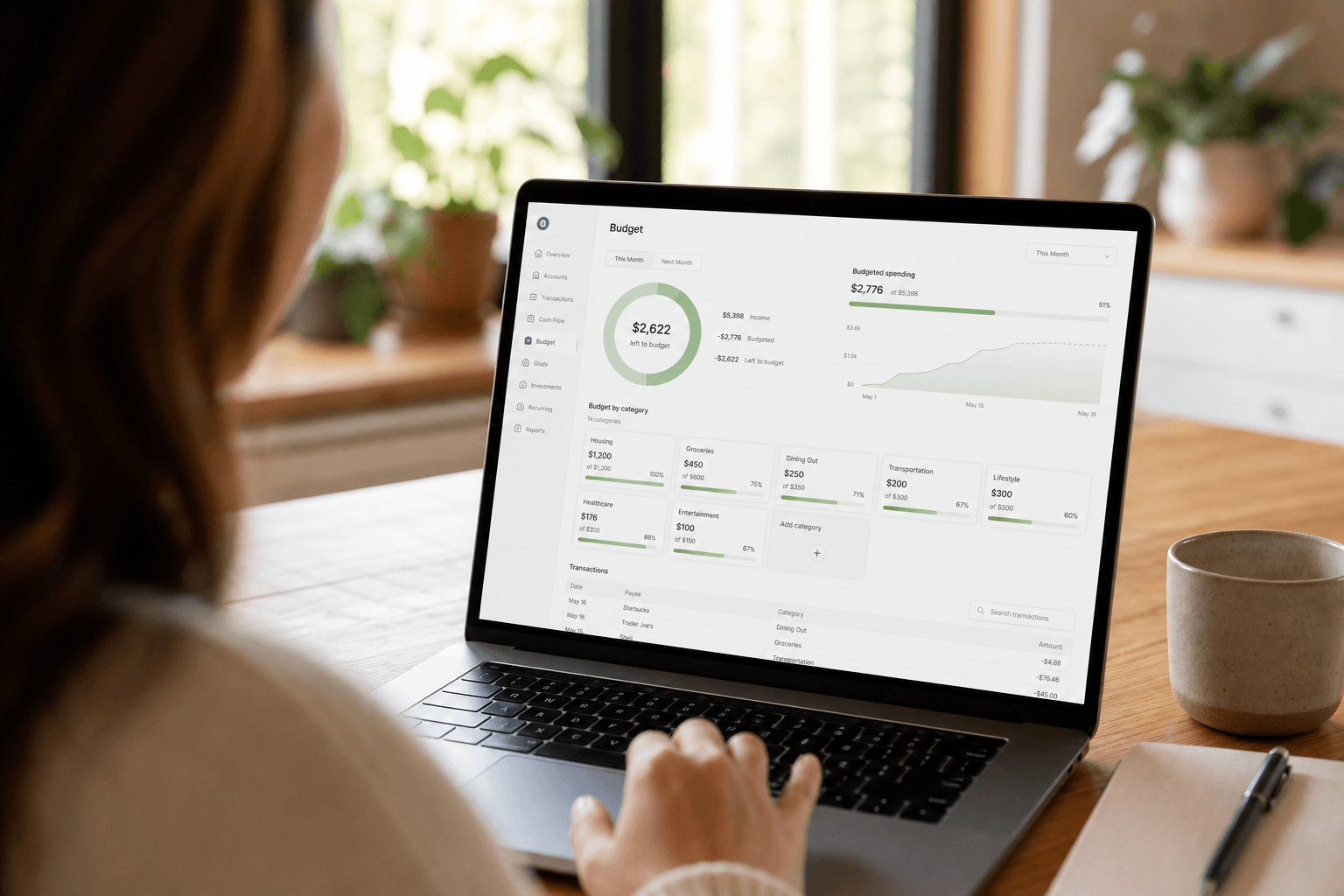 Persona revisando su presupuesto en la laptop en casa